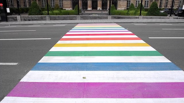 Un passage piéton arc-en-ciel pour la journée internationale contre l'homophobie