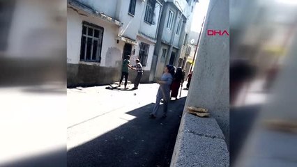 BABALARINI KAÇIRDIKLARINI ÖNE SÜRDÜKLERİ AİLENİN EVİNE KAZMA, KÜREKLE SALDIRDILAR