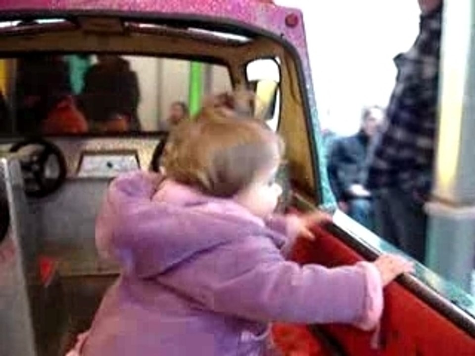 Océane et son 1er tour de manège 1