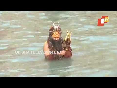 Kumbh Mela | Devotees Flout Covid Guidelines During Shahi Snan