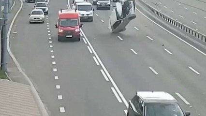 Ukrayna'da kopan troleybüs elektrik tellerine takılan araba takla attı