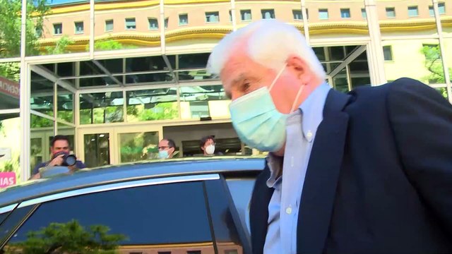 El duque de Alba visita a su hermano Cayetano Martínez de Irujo en el hospital