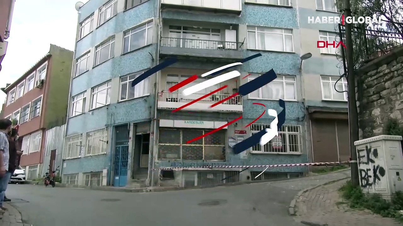 İstanbul'da kolonlarında çatlaklar oluşan 4 katlı bina boşaltıldı