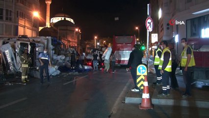 Fatih'te tramvay yoluna devrilen kamyon kaldırıldı