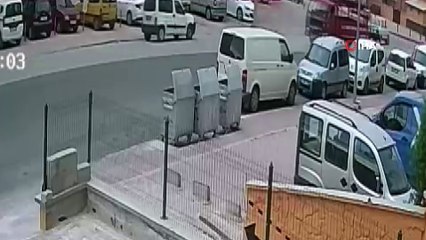 'Komşu kasabın oğluyum' dedi, vermediği paranın üstünü alıp çanta çaldı