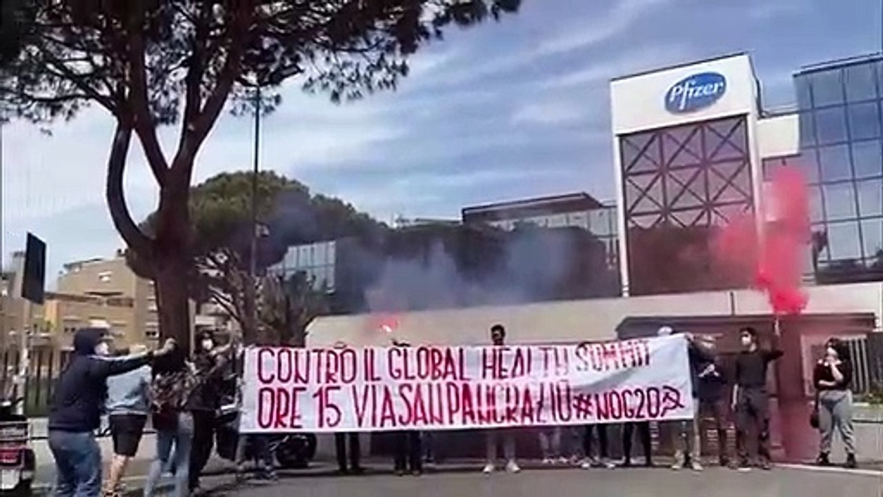 Roma, blitz a sede Pfizer: "Stop brevetti, vaccini gratuiti per tutti"