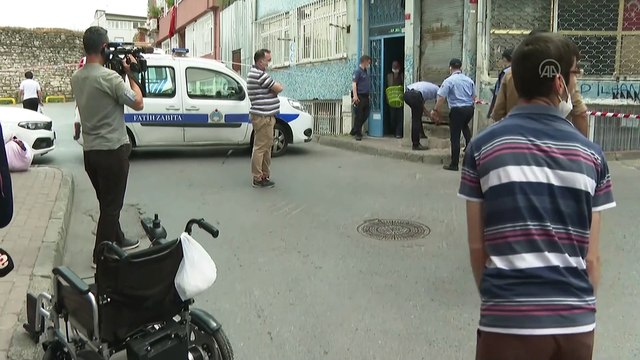 İSTANBUL - Fatih'te kolonları çatlayan bina boşaltıldı (2)