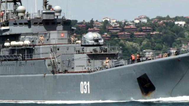 Son dakika haber: Rus savaş gemisi Türk bayrağı dalgalandırarak İstanbul Boğazı'ndan geçti