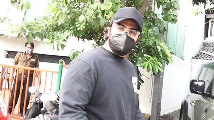 Arjun Kapoor new look में दादी से मिलने पहुंचे उनके घर Lokhandwala|FilmiBeat