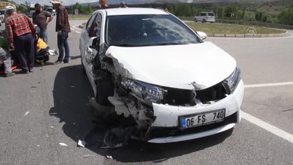 Traktör ile otomobil çarpıştı: 5 yaralı