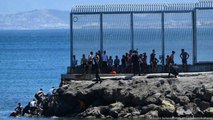 Ceuta'da İspanyol eziyeti: Yüzerek AB kıyılarına ulaşan yasadışı göçmenler kıyıya alınmadı! Çoğu hala denizin içindeler