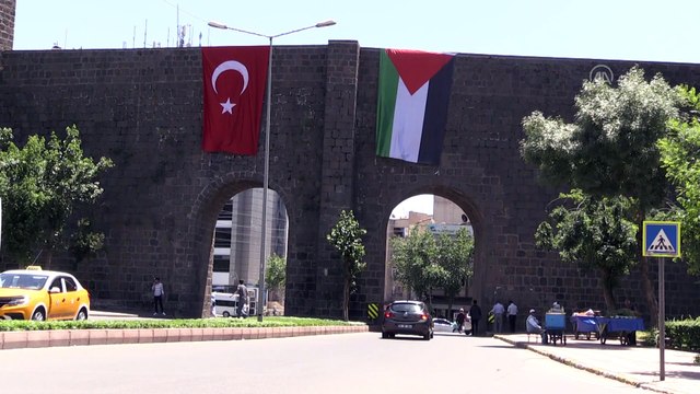 Diyarbakır Büyükşehir Belediyesince, tarihi surlara Türk ve Filistin bayrakları asıldı