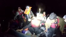 Rescatados en medio de la noche en el Mediterráneo en un bote de madera con el sueño de llegar a Europa