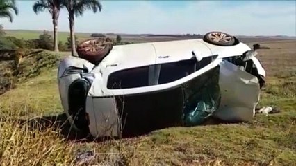 Após ser "fechado" por carreta, motorista capota Peugeot na PR-486