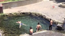 Son dakika haberleri... Sıcaktan bunalan çocuklar tehlikeye rağmen süs havuzlarını doldurdu