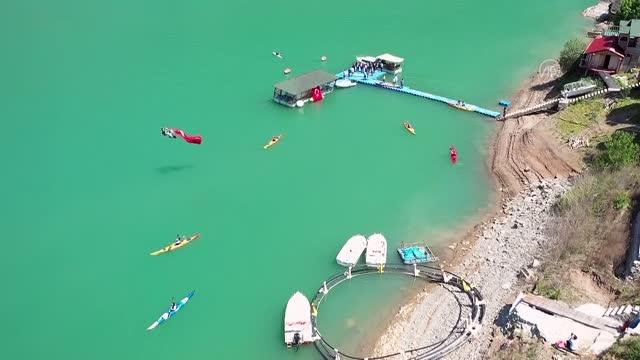 Gençlik Haftası Borçka Barajı gölünde kano gösterisiyle kutlandı