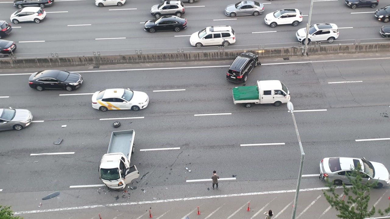 "가속 페달 잘못 밟아"...서울 강변북로 7중 추돌 사고 / YTN