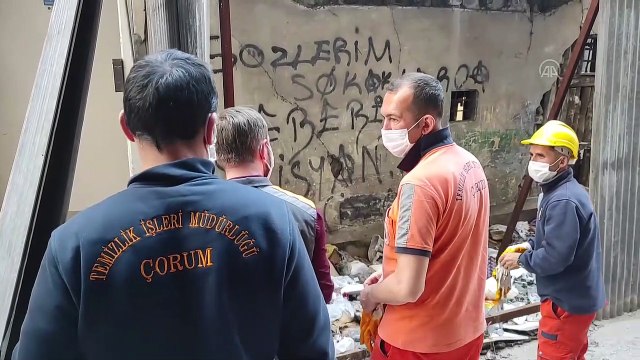ÇORUM - Çöp eve dönüşen tarihi bina belediye ekiplerince temizlendi