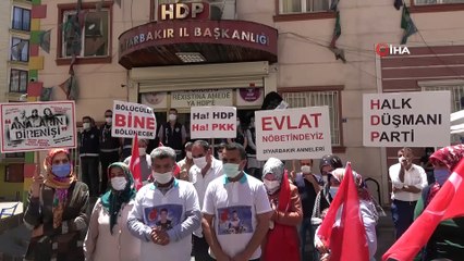 Evlat nöbetindeki baba, HDP’nin kapısına siyah çelenk bıraktı