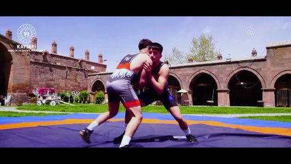 Kayseri'de tarihi mekanlarda çekilen '19 Mayıs' temalı klipte sporcular rol aldı