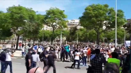 Pedro Sánchez, recibido con gritos y patadas al coche oficial a su llegada a Ceuta