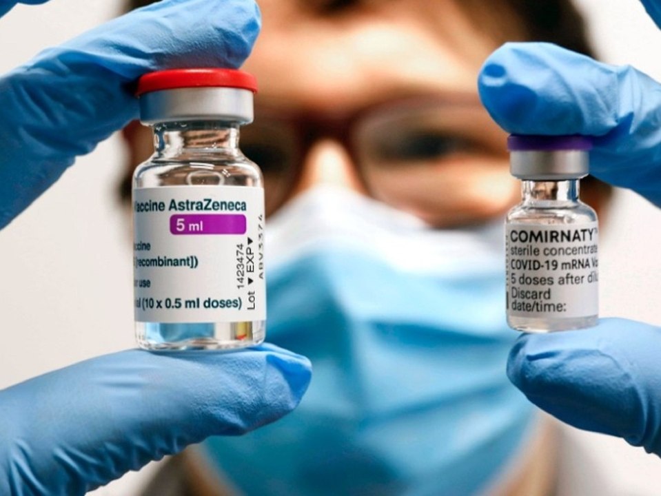 Erst AstraZeneca, dann Biontech? Kreuzimpfung ist hochwirksam