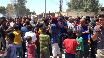 HASEKE - Suriye'de YPG/PKK'nın işgalindeki bölgelerde yakıt fiyatlarının artması protesto edildi (2)