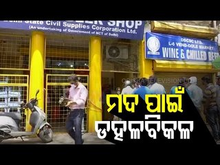 People Throng Liquor Shops After Delhi Govt's 6-Day Lockdown Announcement