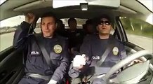 Polislere araba dersi verirken kendinden geçen hoca