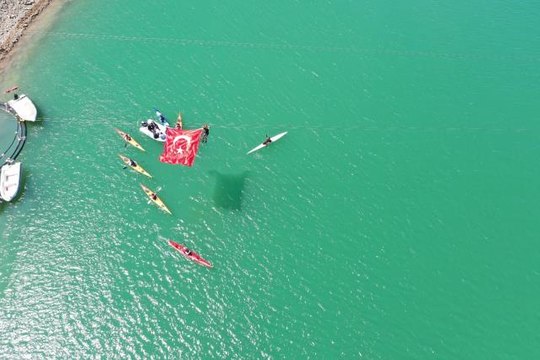 Son dakika haberleri: Artvin Borçka Baraj Gölü üzerinde kano gösterisi