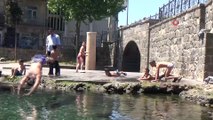 Sıcaktan bunalan çocuklar tehlikeye rağmen süs havuzlarını doldurdu