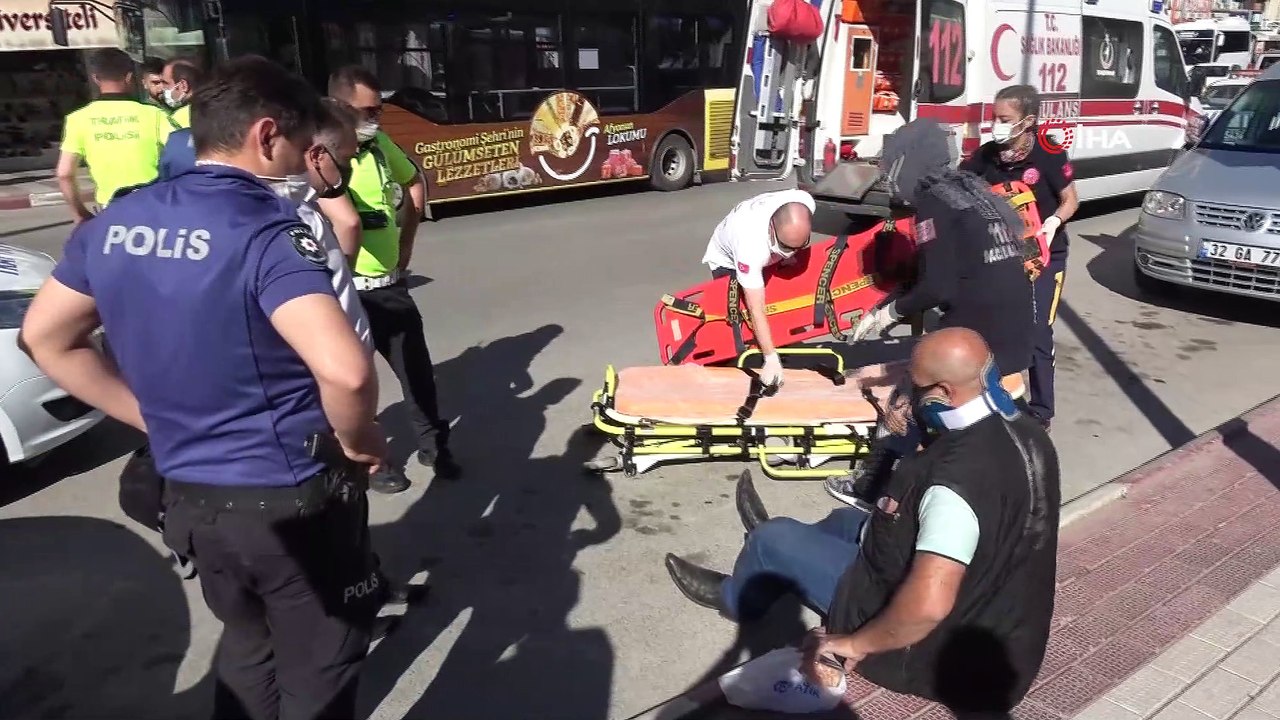 Otobüs çarptı, ambulansı kaldırımda oturarak bekledi