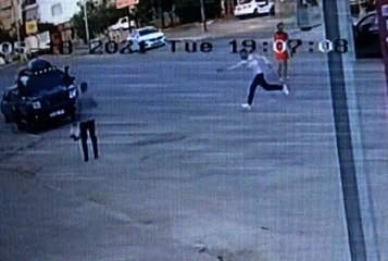 Tartıştığı kardeşini tabanca ile ayağından vurdu. o anlar güvenlik kamerasına yansıdı