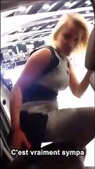 Cette vendeuse de voiture répond à toutes les questions