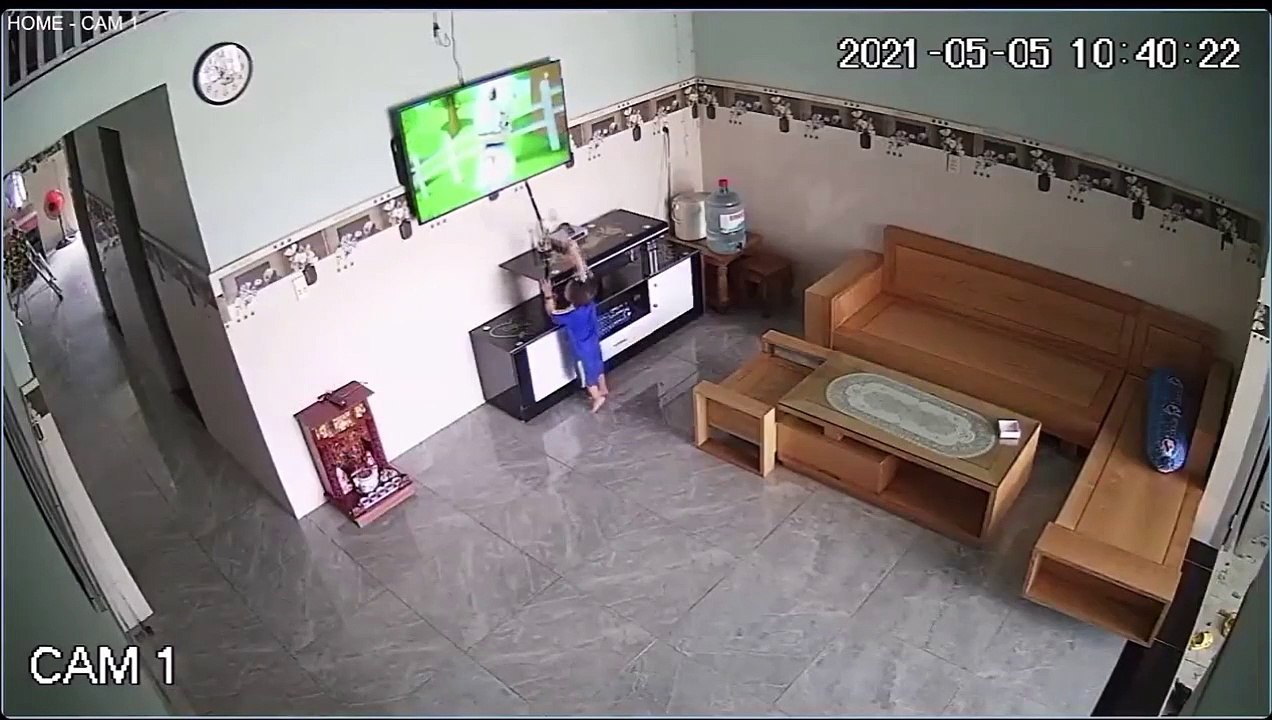 Ce bébé détruit la TV en essayant d'attraper des objets du dessin animé