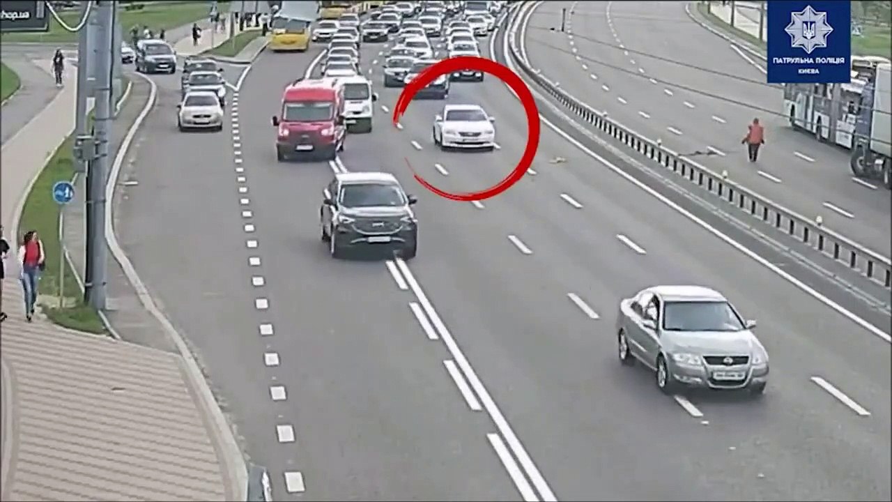 Un homme tend un cable au milieu de la route et provoque le pire