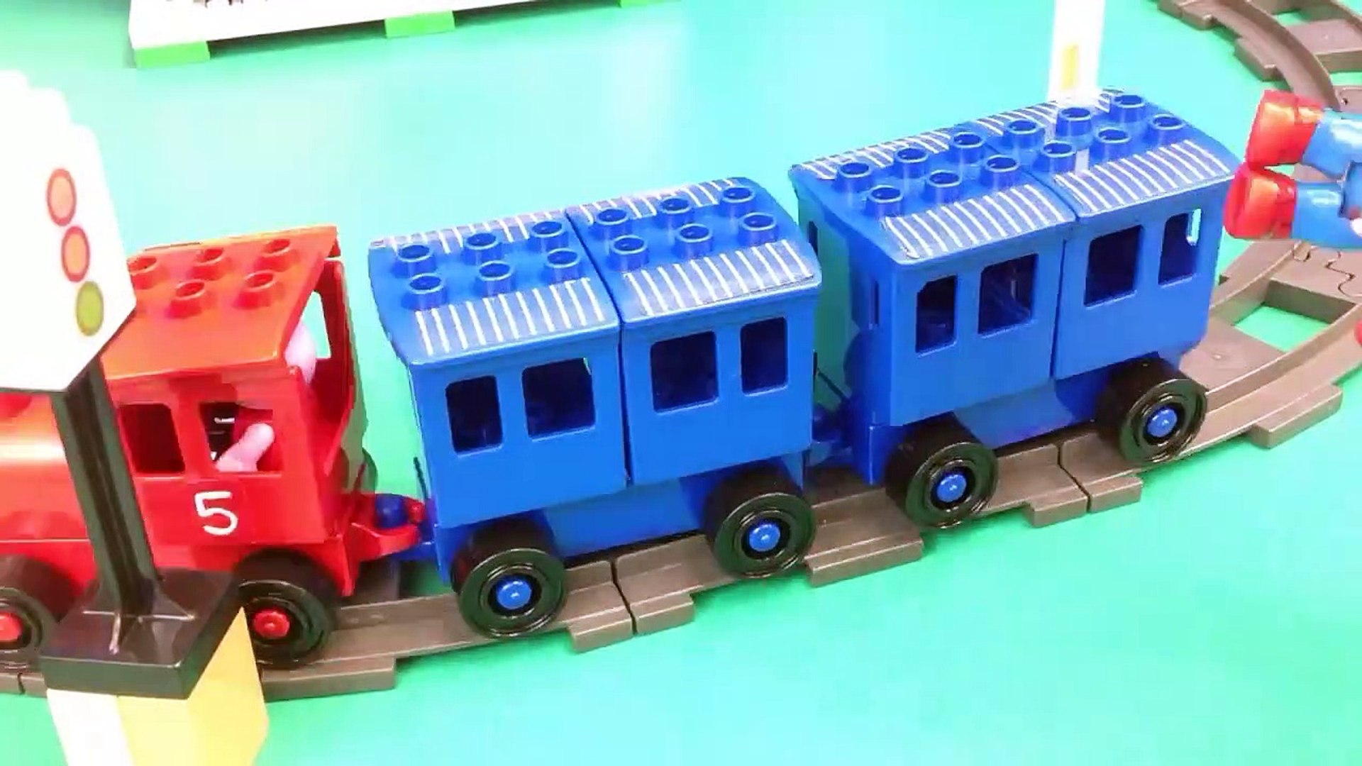 Peppa Pig Train Station Construction Set Duplo Lego Spiderman Saves George  Pig With Daddy Pig - video Dailymotion
