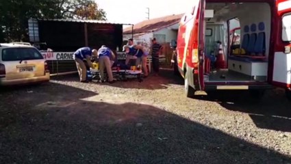 Durante transporte, vidro da porta de resfriador cai e atinge cabeça de trabalhador no Brasmadeira