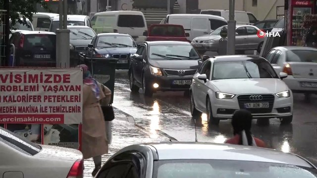 Sağanak yağmura hazırlıksız yakalananlar kaçacak yer aradı