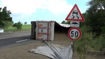 Damperi açılan tır devrildi