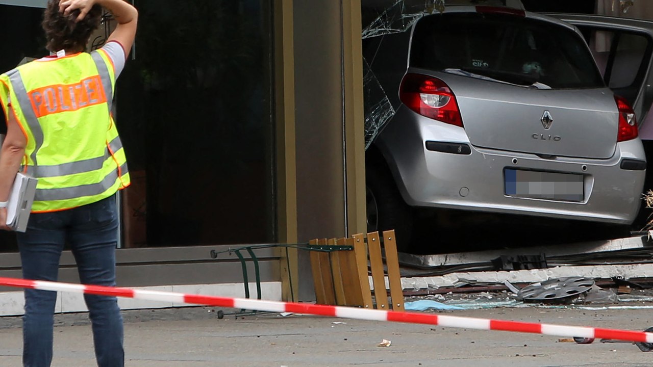 Berlin : un automobiliste percute un groupe d’adolescents et s'encastre dans une vitrine