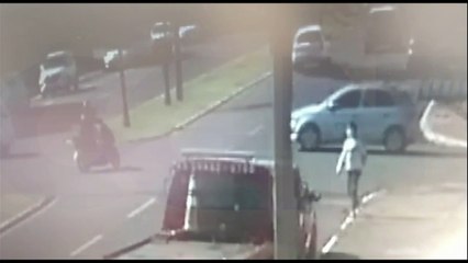 Câmera flagra acidente que deixou mulher ferida no Coqueiral