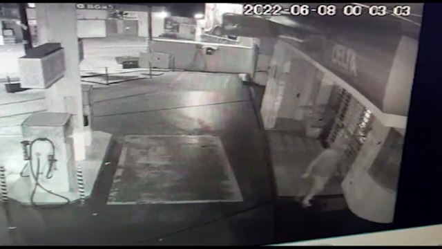 Vídeos mostram ação de ladrão durante arrombamento e furto em posto de combustíveis