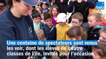 Deux tortues reprennent la mer depuis l'île de Ré