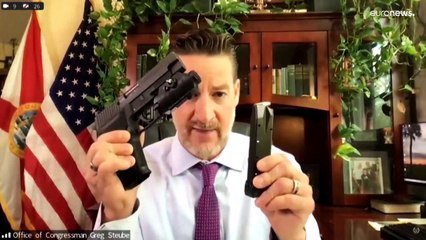 شاهد: نائب  يستعرض أسلحته خلال جلسة للكونغرس عن العنف المسلح