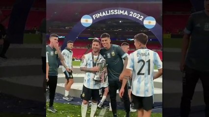 GOKIL! MOMENT PARA PEMAIN ARGENTINA ANTRI MINTA FOTO BARENG LIONEL MESSI, REAKSI MESSI BIKIN NGAKAK!