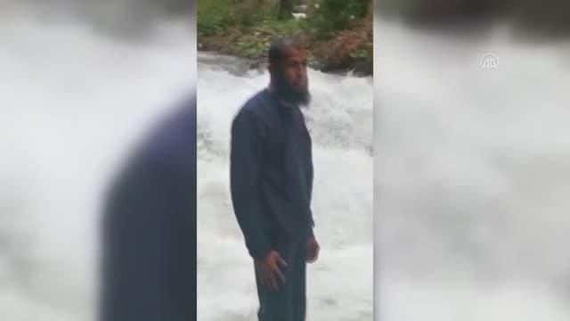 Fotoğraf çektirirken dereye düşen turist kayboldu