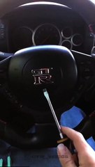 Il nous montre comment désactiver facilement l'airbag du volant (et ça tourne mal)