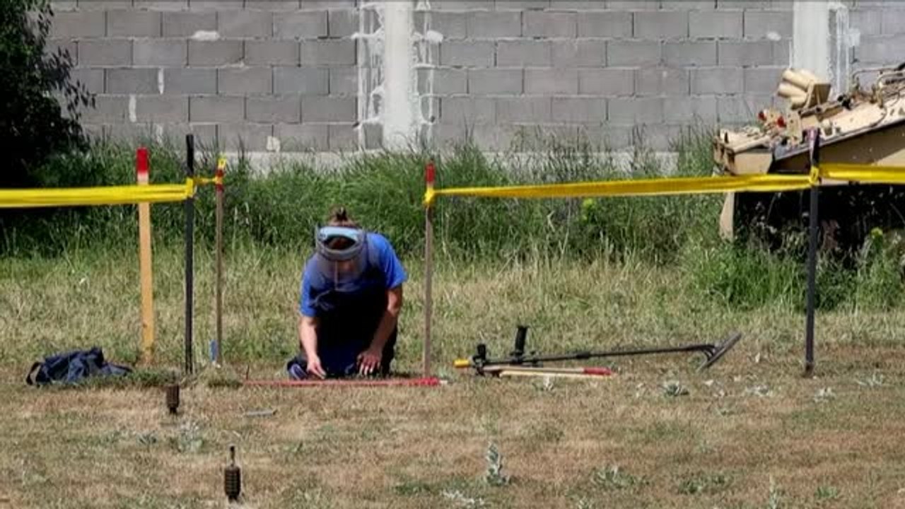 Voluntarios ucranianos se forman en Kosovo para desminar su país