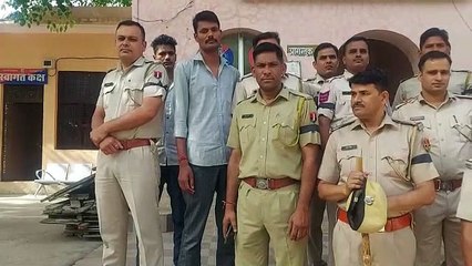 ऐसा क्या हुआ कि पुलिस को बांधनी पड़ी काली पटटी